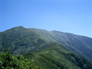 平標山（左ピークは「一ノ肩」、山頂は中央右のピーク）